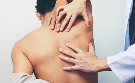 Почему возникает боль в спине в области лопаток